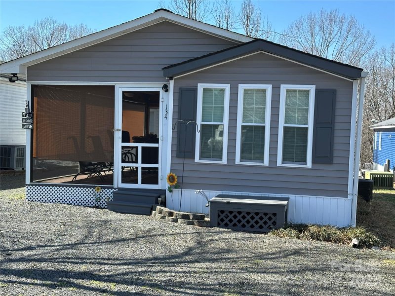 Property image 2 of 134 Cardinal Avenue in Badin Shores Resort, New London, NC 28127