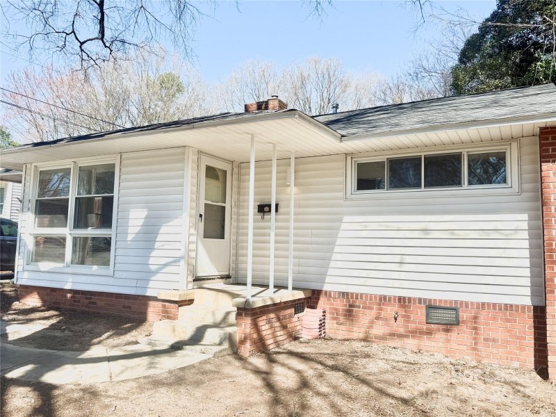 Property image 2 at 541 E Woodlawn Road, Charlotte, NC 28209