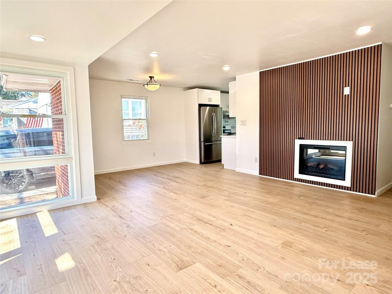 Property image 3 at 541 E Woodlawn Road, Charlotte, NC 28209