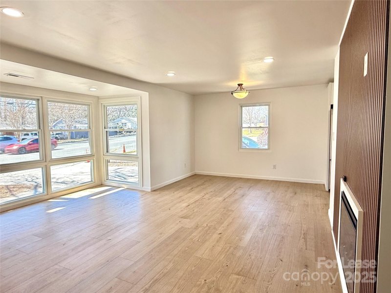 Property image 4 at 541 E Woodlawn Road, Charlotte, NC 28209