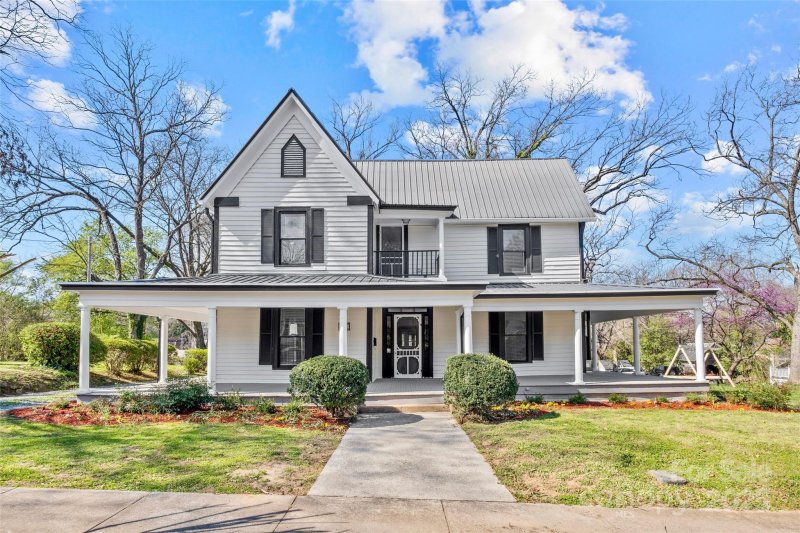 Property image 3 of 220 W Bell Street in HISTORIC DISTRICT, Statesville, NC 28677