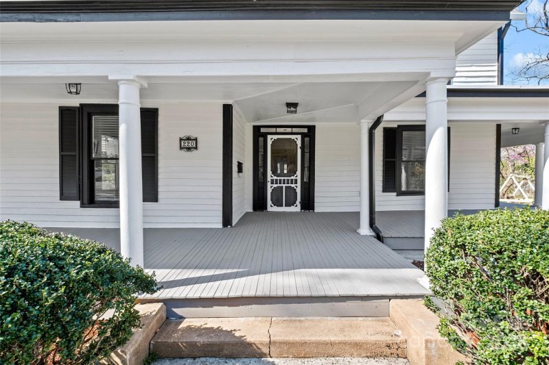 Property image 4 of 220 W Bell Street in HISTORIC DISTRICT, Statesville, NC 28677