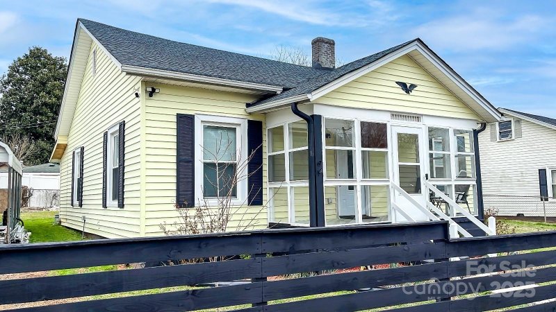 Property image 3 of 101 Loya Street in Madora, Mount Holly, NC 28120