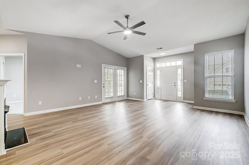 Property image 3 at 10011 Forest View Lane, Charlotte, NC 28213