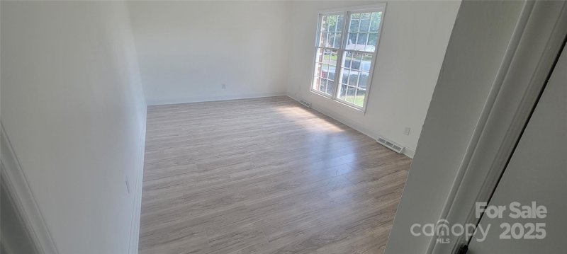 Property image 5 of 425 Whitethorn Drive in Gardner Woods, Gastonia, NC 28054