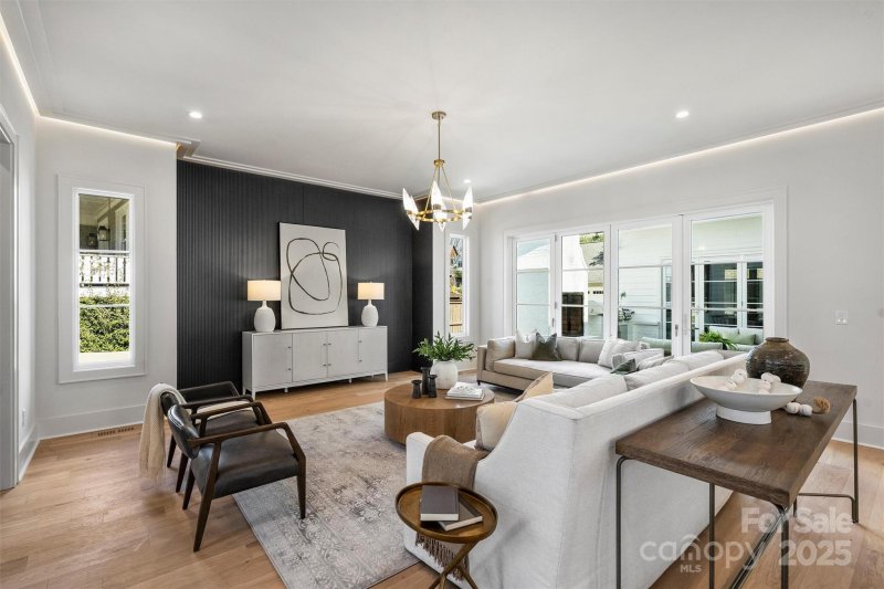 Property image 3 of 2325 Winthrop Avenue in Dilworth, Charlotte, NC 28203