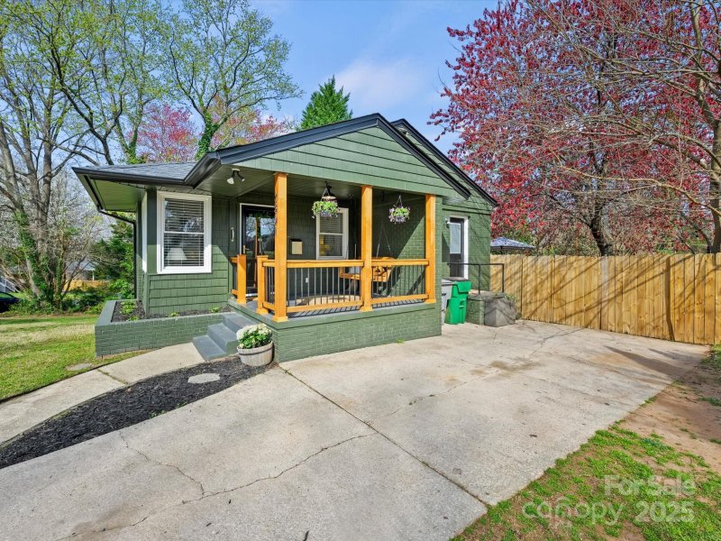 Property image 2 at 2501 Elkwood Circle, Charlotte, NC 28205