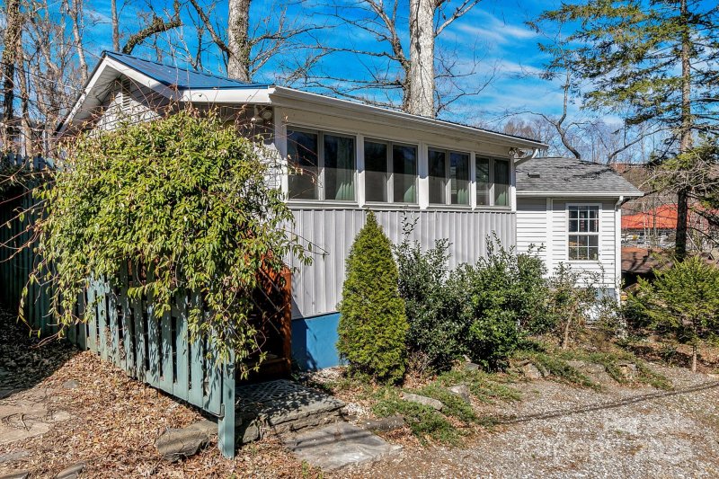 Property image 4 of 24 Rhododendron Drive in Homeland Park, Asheville, NC 28805