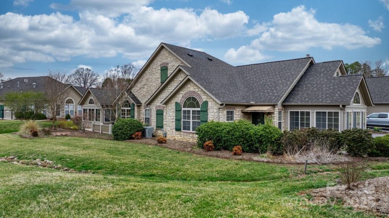 Property image 2 at 824 Wynnshire Drive, Hickory, NC 28601