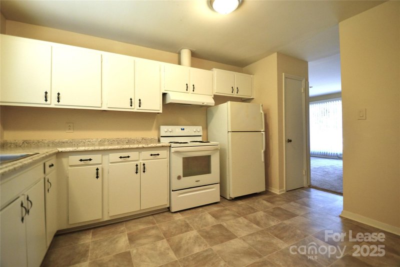 Property image 3 at 627 Blendwood Drive, Charlotte, NC 28215