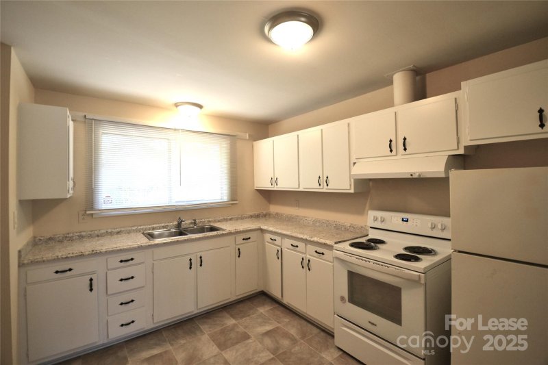 Property image 4 at 627 Blendwood Drive, Charlotte, NC 28215