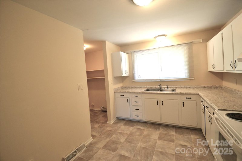 Property image 5 at 627 Blendwood Drive, Charlotte, NC 28215