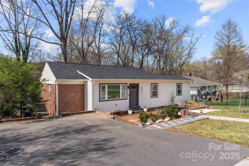 Property image 3 at 4820 Valley Stream Road, Charlotte, NC 28209