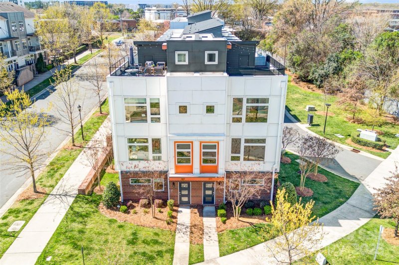 Property image 2 at 111 W Poindexter Drive, Charlotte, NC 28203