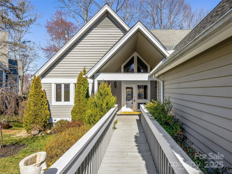 Property image 3 of 140 Overlook Drive in Kenmure, Flat Rock, NC 28731