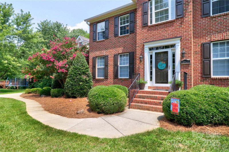 Property image 2 at 10625 Olde Irongate Lane, Mint Hill, NC 28227