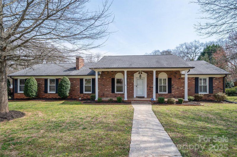 104 N Hawthorne Street