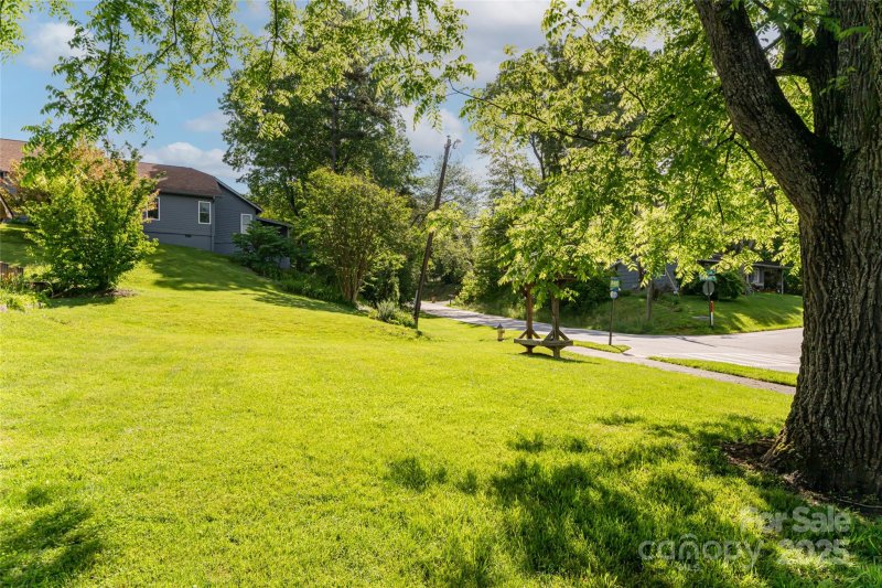 Property image 4 at 8 Greenbriar Court, Asheville, NC 28805