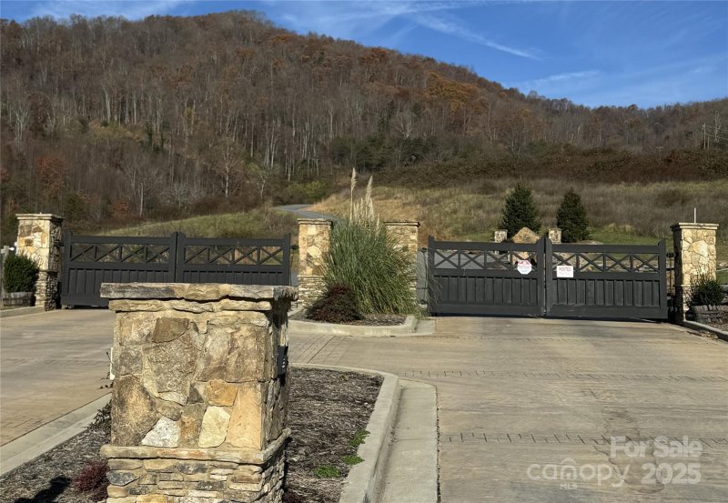 Property image 3 of 989 High Rock View Drive in The Summit Of Asheville, Canton, NC 28716