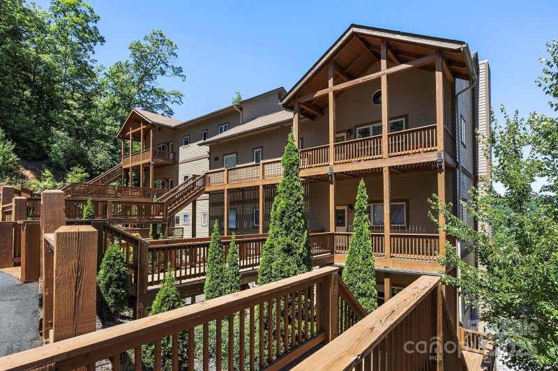 Property image 2 of 604 Sawgrass Drive in Smoky Mountain Country Club, Whittier, NC 28789