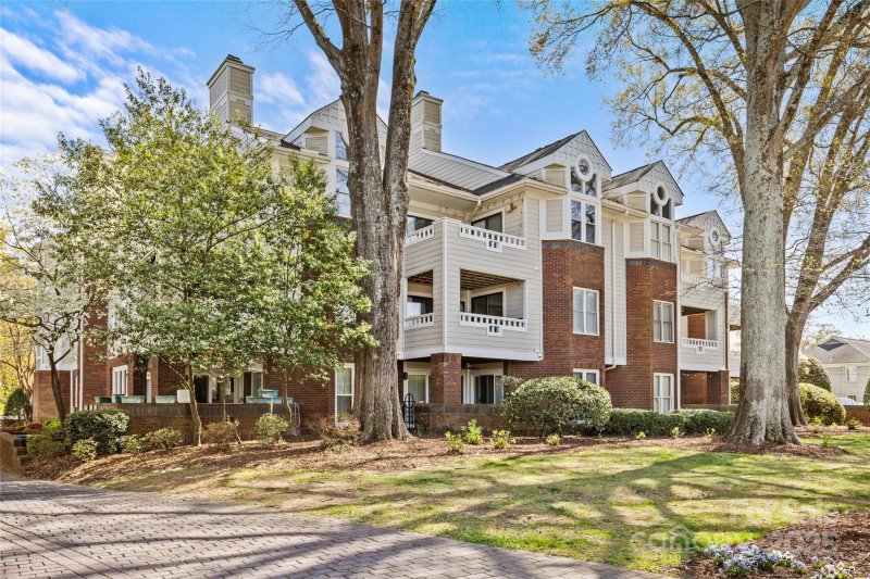 Property image 2 at 2719 Selwyn Avenue, Charlotte, NC 28209