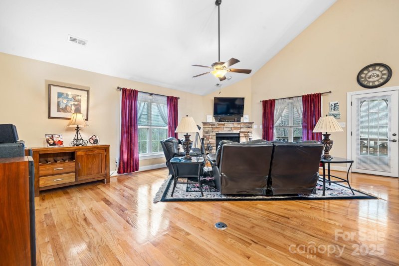 Property image 4 of 1263 Waterford Drive in Brookstone, Hickory, NC 28602