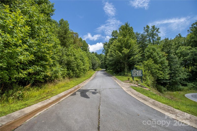 Property image 5 of 115 W Splitrail Drive in Splitrail, Hendersonville, NC 28792