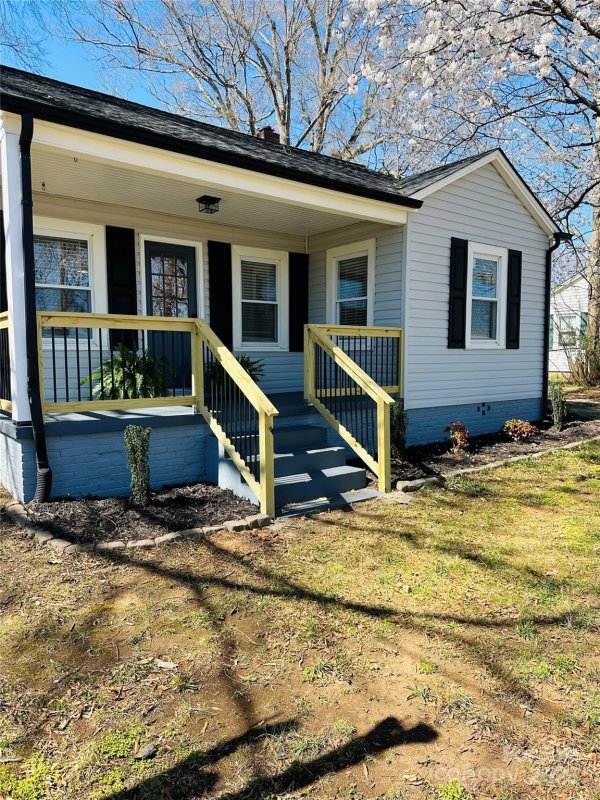 Property image 2 of 1385 5th Street in Tara Woods, Hickory, NC 28601