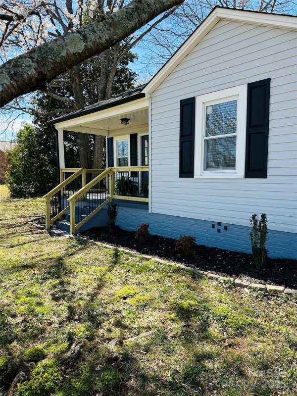 Property image 3 of 1385 5th Street in Tara Woods, Hickory, NC 28601