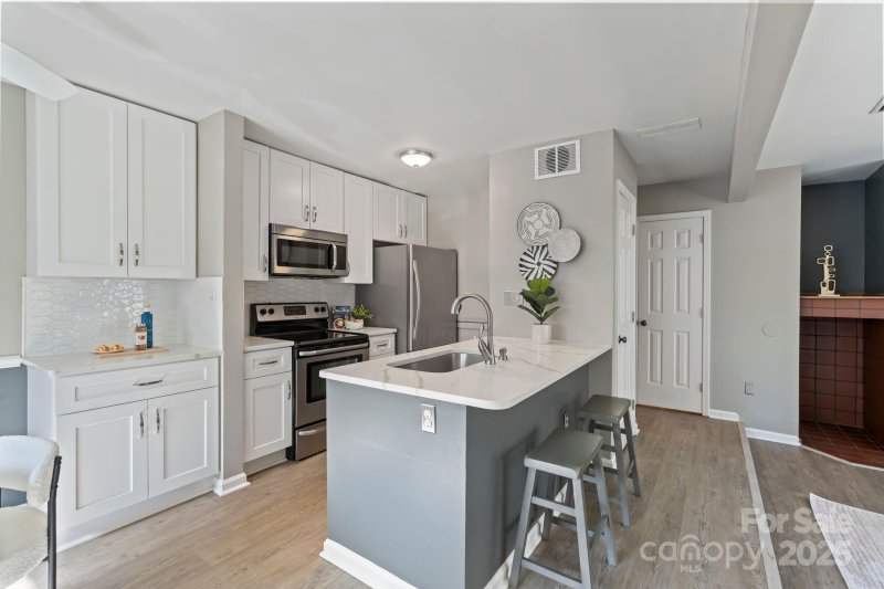 Property image 2 at 419 W 8th Street, Charlotte, NC 28202