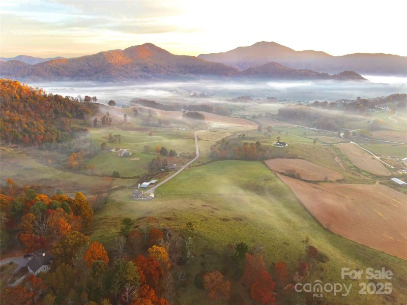 Property image 2 of 999 Coyote Hollow Road in The Glens Of Ironduff, Waynesville, NC 28785