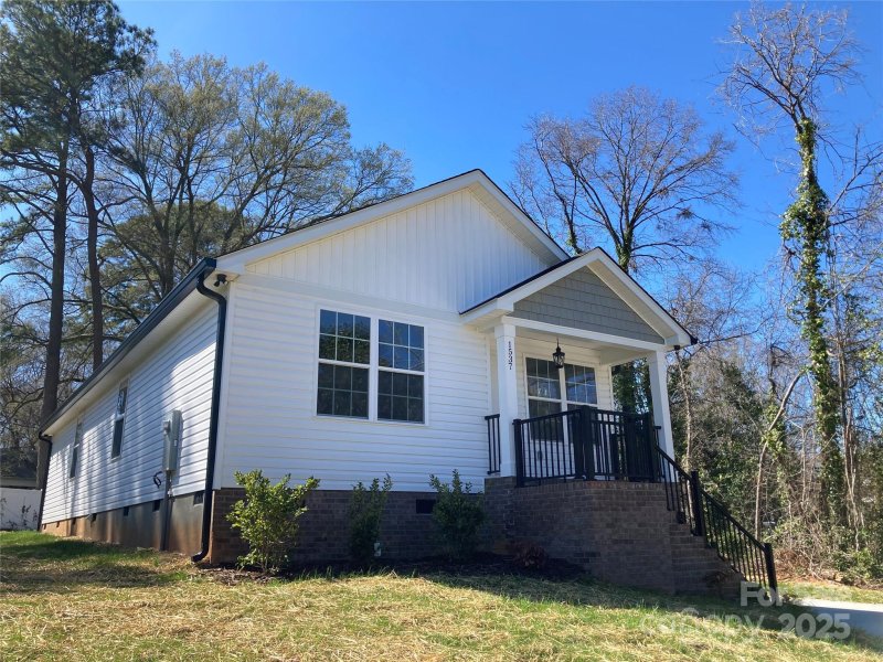 Property image 2 of 1537 Poston Circle in East Park, Gastonia, NC 28054