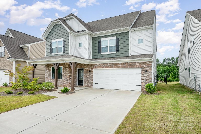 Chateau, Charlotte Community