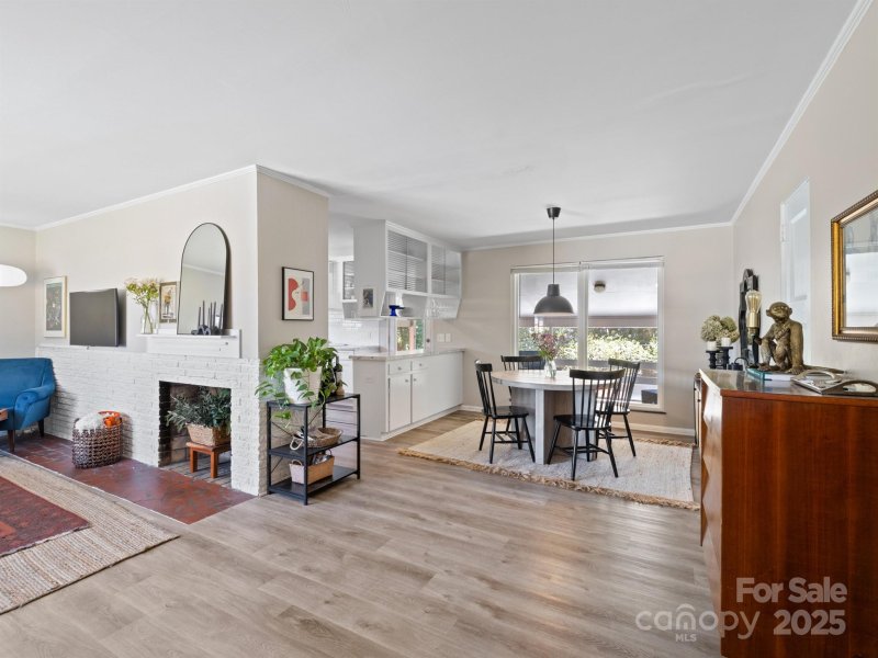 Property image 2 at 836 E Woodlawn Road, Charlotte, NC 28209