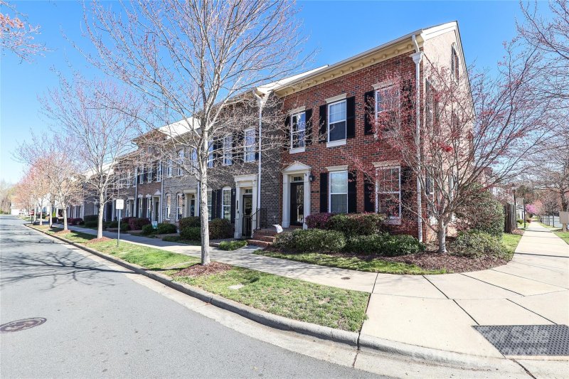 Property image 2 at 10810 Kemptown Square, Mint Hill, NC 28227