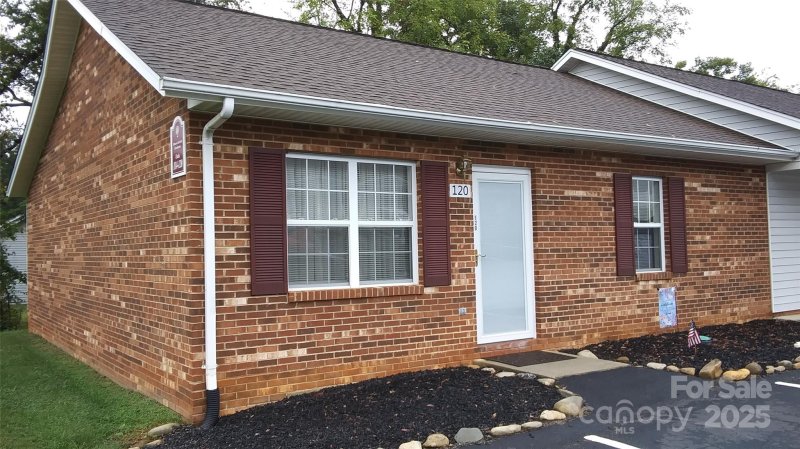 Mimosa Gardens, Hickory Community