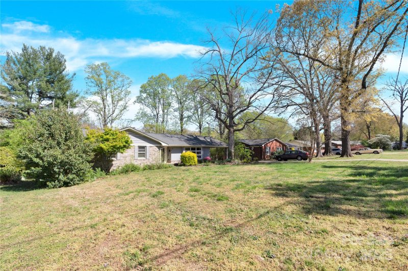 Property image 2 of 611 Greenway Drive in Berkshire Hills, Statesville, NC 28677