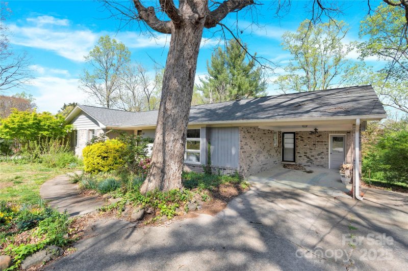 Property image 4 of 611 Greenway Drive in Berkshire Hills, Statesville, NC 28677