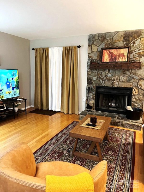 Property image 3 of 8103 Circle Tree Lane in Crestview I, Charlotte, NC 28277