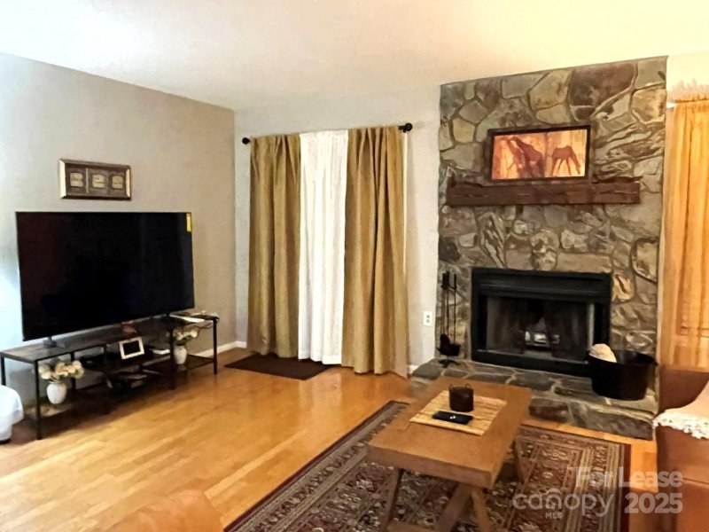 Property image 5 of 8103 Circle Tree Lane in Crestview I, Charlotte, NC 28277