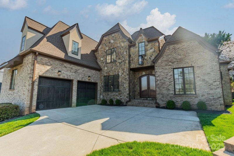 Property image 2 at 913 Dacavin Drive, Charlotte, NC 28226