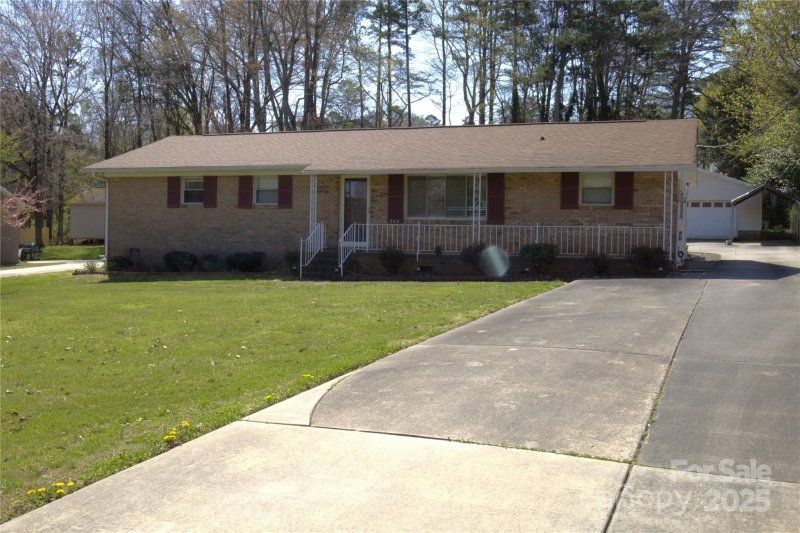 Property image 3 at 940 Ravendale Drive, Charlotte, NC 28216