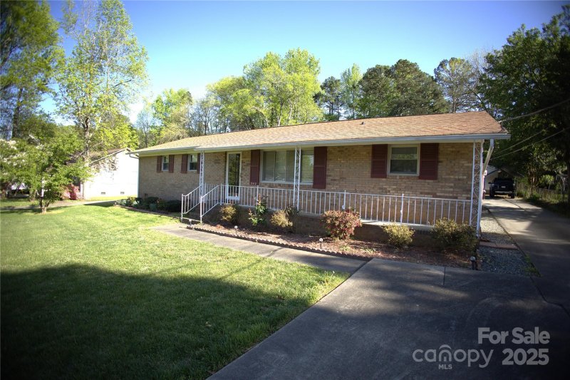 Property image 4 at 940 Ravendale Drive, Charlotte, NC 28216