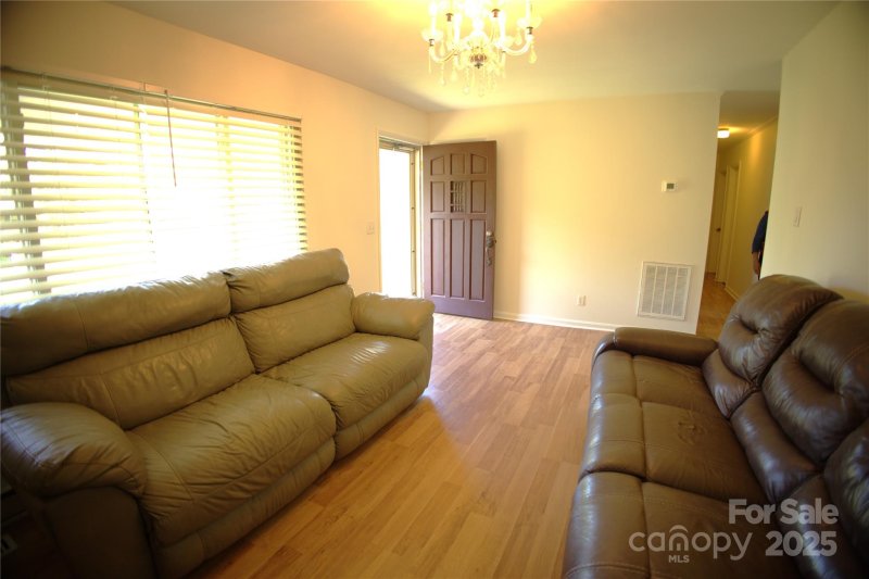 Property image 5 at 940 Ravendale Drive, Charlotte, NC 28216