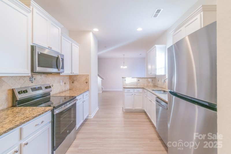 Property image 4 of 2009 Amos Oaks Lane in Kingstree, Charlotte, NC 28215