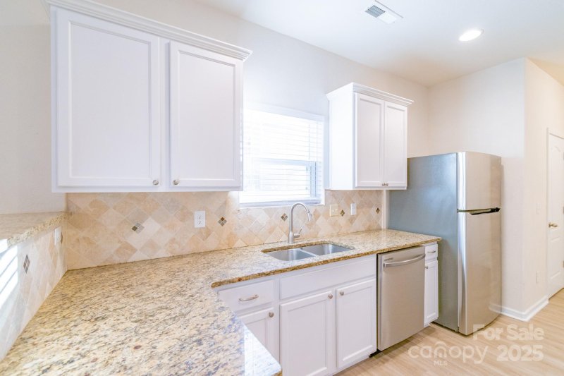 Property image 5 of 2009 Amos Oaks Lane in Kingstree, Charlotte, NC 28215