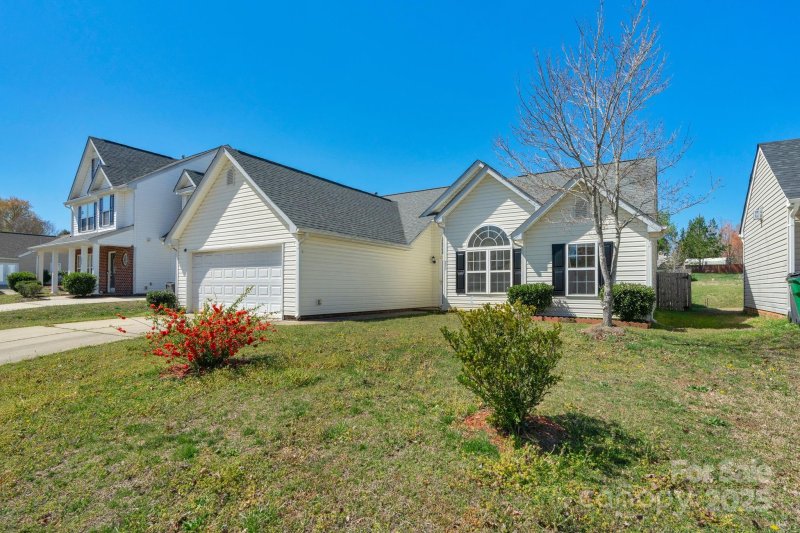 Property image 2 at 6821 Parkers Crossing Drive, Charlotte, NC 28215