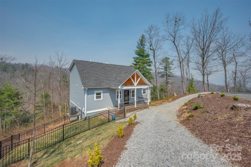 Property image 2 of 823 Silverstone Drive in Silverstone, Hendersonville, NC 28792