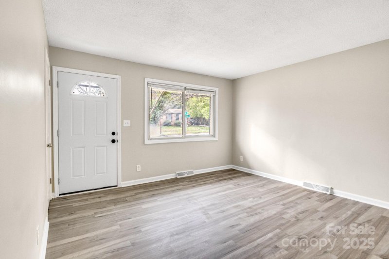 Property image 3 at 2801 Alleghany Street, Charlotte, NC 28208