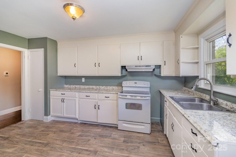 Property image 5 at 5323 Hilltop Circle, Charlotte, NC 28269